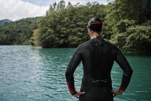 Triathleten-Schwimmerporträt mit Neoprenanzug beim Training foto