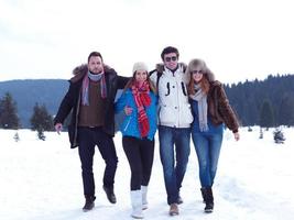 eine gruppe von freunden hat spaß und entspannt sich im winterurlaub foto