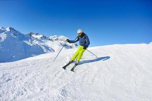 Skifahren auf Neuschnee in der Wintersaison am schönen sonnigen Tag foto