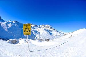 Schild im Hochgebirge unter Schnee im Winter foto