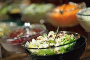 Blick auf das Essen vom Buffet foto