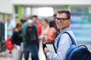 schüler, der moderne technologie in der schule verwendet foto