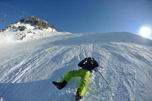 Skifahren auf Neuschnee in der Wintersaison am schönen sonnigen Tag foto