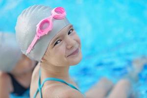 Kinderporträt am Swimmingpool foto