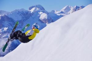 Skifahrer am Berg foto