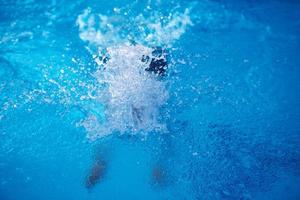 Schwimmerübung auf Hallenbad foto