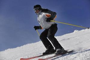 Skifahrer am Berg foto