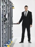 junger IT-Ingenieur im Serverraum des Rechenzentrums foto