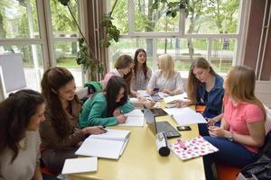 Jugendgruppe in der Schule foto