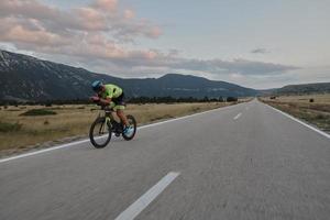 triathlon-sportler, der fahrrad fährt foto