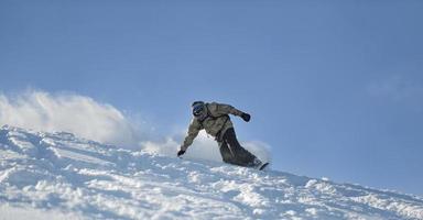 Freestyle-Snowboarder springen und fahren foto