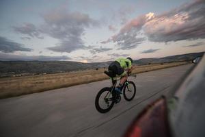 triathlonsportler, der fahrrad fährt foto