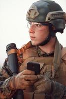 Soldat mit Smartphone foto