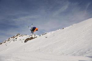 Skifahrer am Berg foto