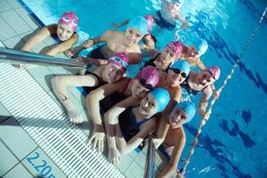 glückliche kindergruppe am schwimmbad foto