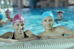 glückliche kindergruppe am schwimmbad foto