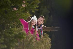 romantisches junges Paar im Winterurlaub foto