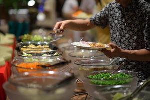 Blick auf das Essen vom Buffet foto