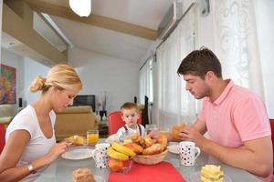 familie frühstückt gesund zu hause foto