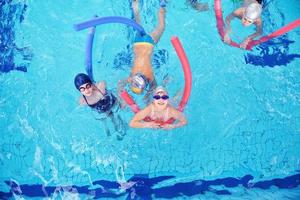 glückliche kindergruppe am schwimmbad foto