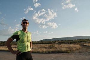 triathlonsportler, der beim morgendlichen training läuft foto