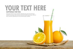 Glas frisch gepresster Orangensaft auf Holztisch, Orangensaft aus frischen Früchten im Glas mit Gruppenisolat auf weißem Hintergrund mit Kopierplatz für Ihren Text. foto