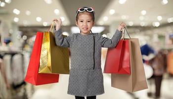 Einkaufen junges asiatisches Mädchen, das Einkaufstaschen im Einkaufszentrum hält, verschwommenen Hintergrund, E-Commerce-Digital-Marketing-Lifestyle-Konzept foto