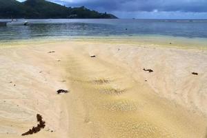 sonniger tag strandblick auf den paradiesischen inseln seychellen foto