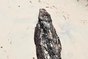 schöne aufnahmen des weißen strandsandes auf der paradiesinsel der seychellen mit fußspuren foto