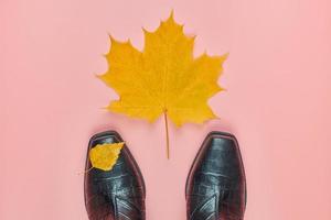 Herbst wasserdichte Damenschuhe mit Regentropfen, Kopierraum foto