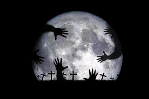 Halloween-Festival-Idee. Geist eines toten Baumes mit dem Mond im Hintergrund. foto