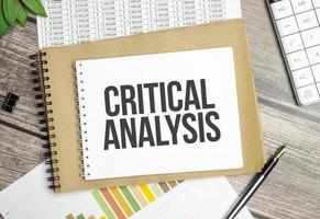 Zwischenablage mit weißem leerem Papier Text kritische Analyse, Taschenrechner und Diagramm, Geschäftskonzept. foto