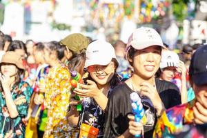 siam square, bangkok, thailand - 13. apr 2019 kurze aktion von menschen schließt sich den feierlichkeiten des thailändischen neujahrs oder des songkran auf dem siam square an. foto