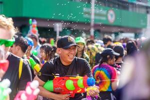 siam square, bangkok, thailand - 13. apr 2019 kurze aktion von menschen schließt sich den feierlichkeiten des thailändischen neujahrs oder des songkran auf dem siam square an. foto