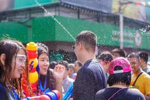 siam square, bangkok, thailand - 13. apr 2019 kurze aktion von menschen schließt sich den feierlichkeiten des thailändischen neujahrs oder des songkran auf dem siam square an. foto