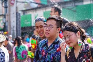 siam square, bangkok, thailand - 13. apr 2019 kurze aktion von menschen schließt sich den feierlichkeiten des thailändischen neujahrs oder des songkran auf dem siam square an. foto