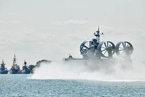 Landungsboot Luftkissen-Luftkissenfahrzeug, das über Wasser fliegt, Luftkissensegeln, das Meerwasser spritzt foto