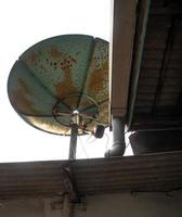 große Satellitenschüssel auf dem Dach des Hauses montiert foto