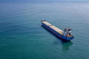 großes Containerschiff auf See. Luftbild von oben auf Frachtcontainerschiffe Import-Export-Container-Segeln. foto