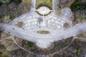 Draufsicht von der Drohne auf Gehwege und Bäume im Stadtpark. Architekturelement foto