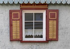 Altes Holzfenster mit Jalousien und Vorhängen. landschaftlich origineller und farbenfroher blick auf antike fenster in der alten stadt in deutschland. keine Leute. Vorderansicht. altmodischer Stil. foto