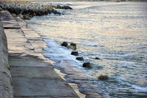 betonstadt wellenbrecher und wellen am schwarzen meer. Warna, Bulgarien foto