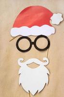 Fotokabine bunte Requisiten für die Weihnachtsfeier - Schnurrbart, Weihnachtsmann, Brille, Hut foto
