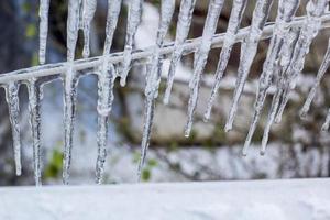 Girlande aus Eiszapfen an einem Seil im Winter. foto