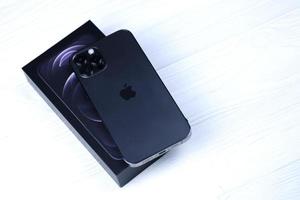 ternopil, ukraine - 8. mai 2022 apple iphone 12 pro neues markenmodell smartphone mit ios-basis auf weißem hintergrund. Apple Inc. ist ein amerikanisches Technologieunternehmen foto