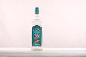 ternopil, ukraine - 24. april 2022 tiscaz tequila alkoholflasche mit traditionellem mexikanischem muster und kunstdesign auf glasoberfläche. foto