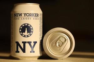 ternopil, ukraine - 18. juli 2022 zwei dosen new yorker feines lagerbier mit originalem logo und design auf braunem retro-hintergrund foto