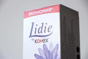 ternopil, ukraine - 8. mai 2022 kotex lidie feminine pads box auf weißem hintergrund foto