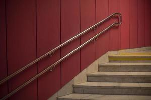 Treppe im Gebäude. Handlauf auf Treppen. foto