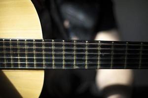 Gitarre mit breitem Hals. akustischer gitarrenhals. foto